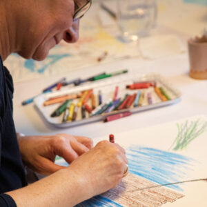 Zeichnende Frau im kunsttherapeutischen Atelier "Grund-Farbe" _Verena Diewerge